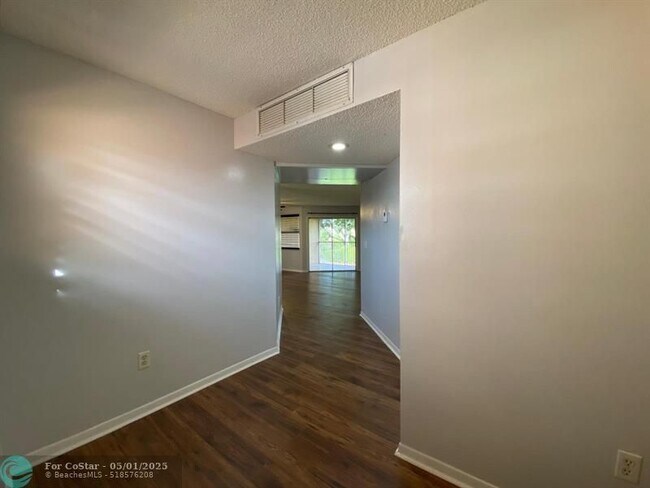 Building Photo - 2628 SE 19th Ct