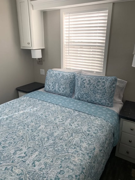 Building Photo - 2580 NE Indian River Dr