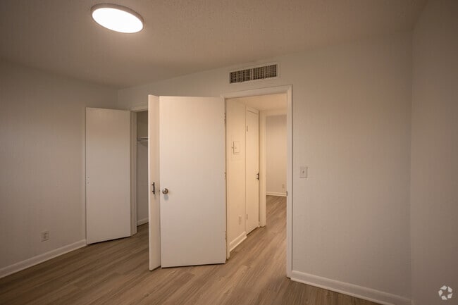 2BR, 1 BA - 850SF - Midpoint on Wilshire