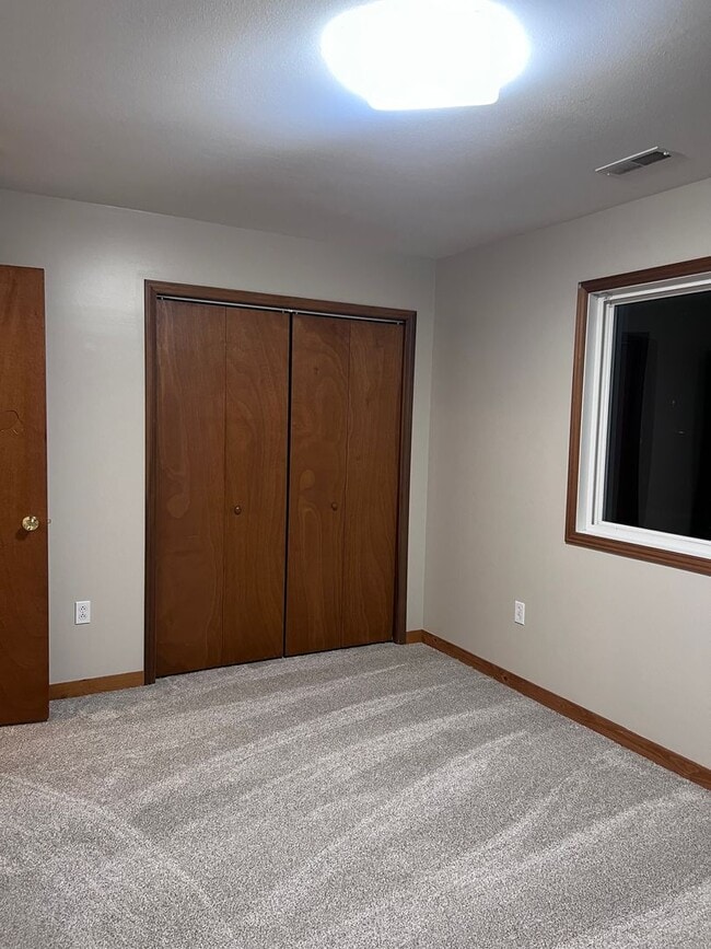 Building Photo - Well-maintained 2-bedroom, 1-bath house in a great location