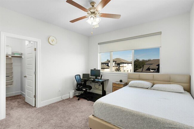 Building Photo - 3203 Scenic Valley Dr