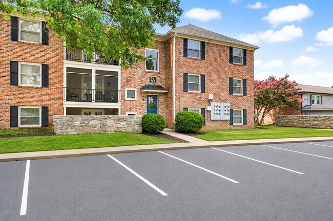 Building Photo - Fantastic 1BR/1BA condo in the desirable Georgetown Condominiums in the heart of Green Hills!