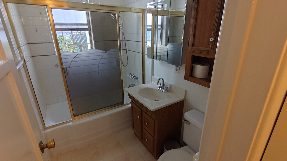 Bathroom - 2471 Riverside Pl