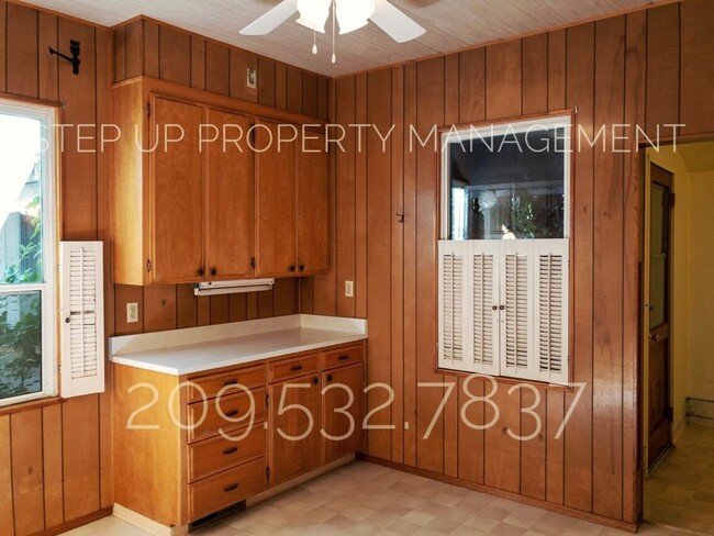 Building Photo - Conveniently located 2 Bedroom Home Near D...