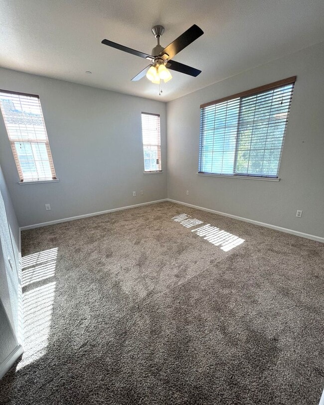 Building Photo - Spacious 3 Bedroom Condo for Rent in Linco...