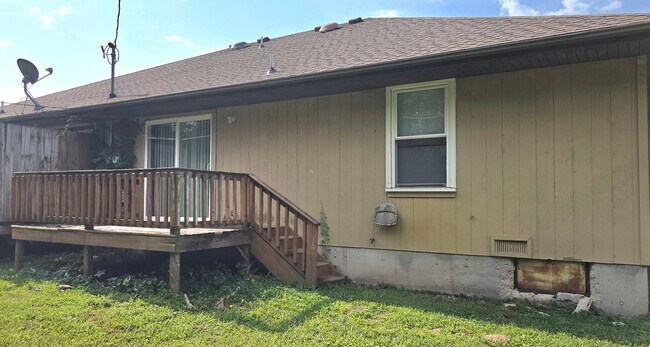 Building Photo - 2 Bedroom 2 Bathroom Duplex! Southwest Springfield! $1050! Kickapoo School District!