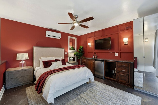 Building Photo - 657 N Carpenter St