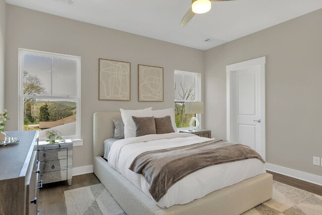 Building Photo - Better-than-new townhome in Highlands at S...