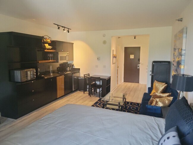 Building Photo - Stunning studio in Lake Las Vegas