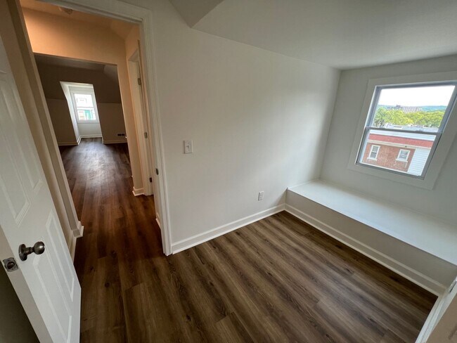 Building Photo - 135 S West St