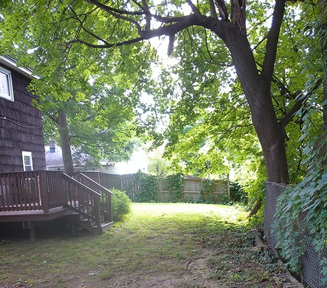 Building Photo - AVAILABLE 7/1/26 - Beautiful 5 Bedroom Sin...