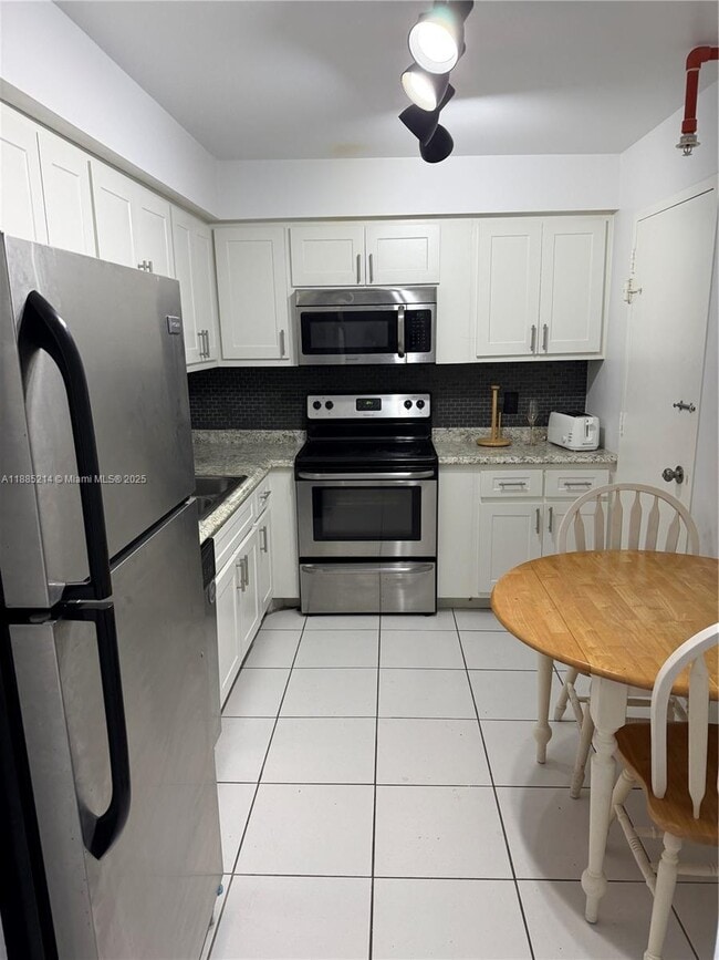 Building Photo - 400 Kings Point Dr