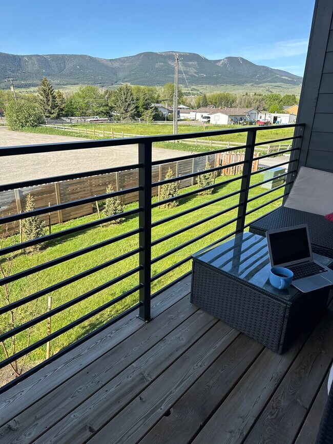 Building Photo - 2221 Willow Dr