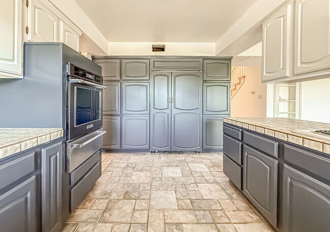 Building Photo - Calabasas 4BR w/pool + spa, views, solar panels + ALL appliances!