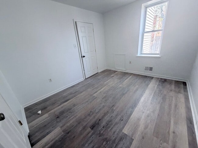 Building Photo - 2-bedroom HOUSE near University City!