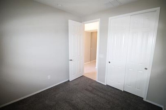 Building Photo - Desirable La Estancia Neighboorhood