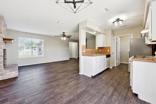 Building Photo - 710 Rollingway Dr