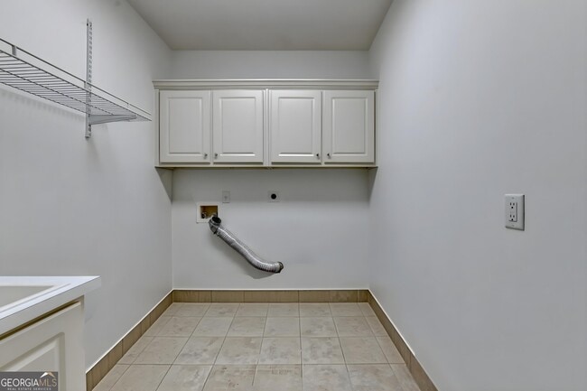 Building Photo - 8910 Pinehurst Cove