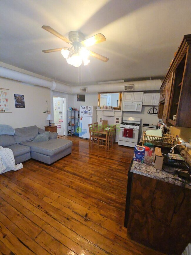 Building Photo - Amazing 2- bedroom 3rd floor apartment in the Southside must see!