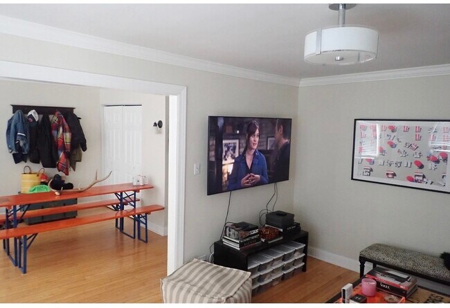 Building Photo - 733 Elm St