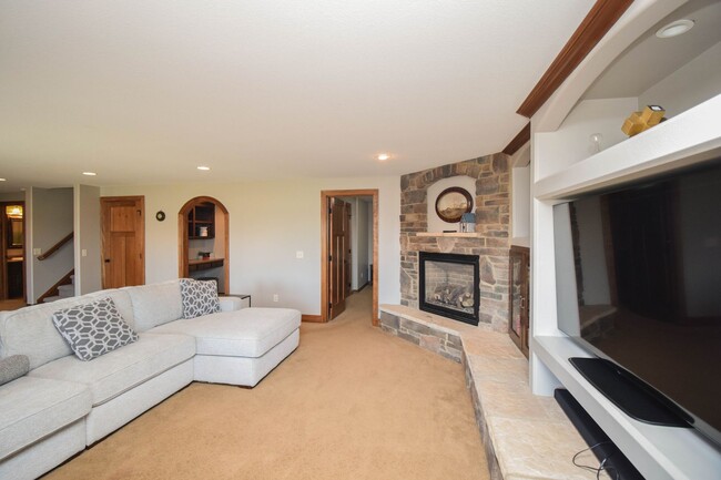 Building Photo - 2204 S Silverthorne Ave