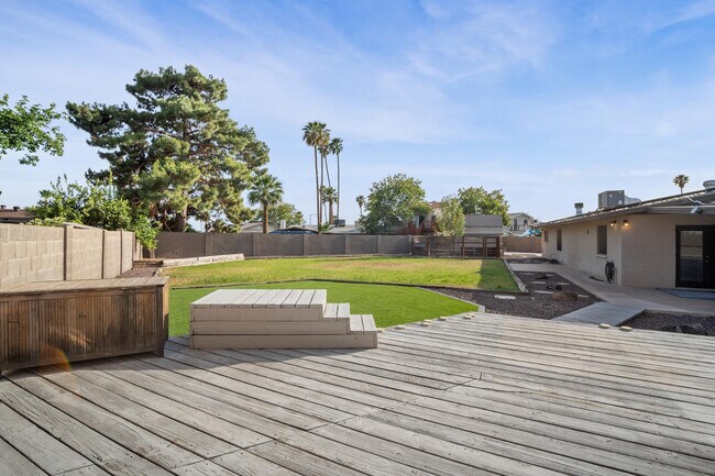 Building Photo - 4515 W Shaw Butte Dr