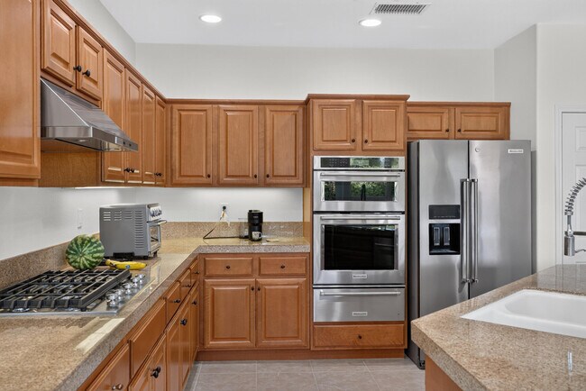 Building Photo - 60440 Juniper Ln