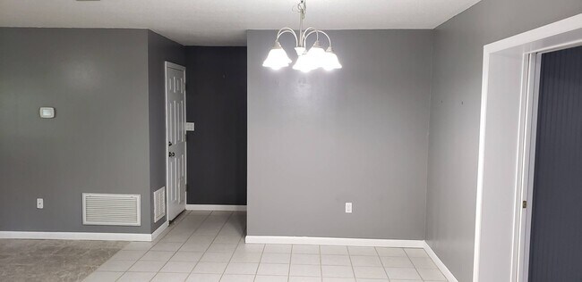 Building Photo - 3 bed, 2 bath 1 car garage