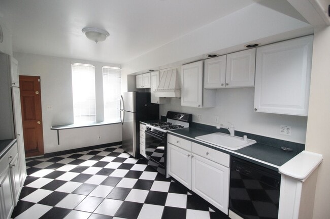 Building Photo - Simply Perfect Canton 2bd/2ba Rowhome w/ Parking! Available 5/11