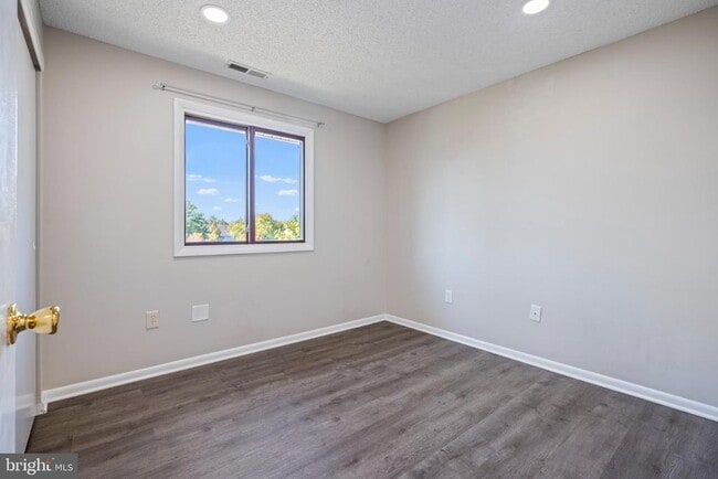 Building Photo - 607 Ravens Crest Dr