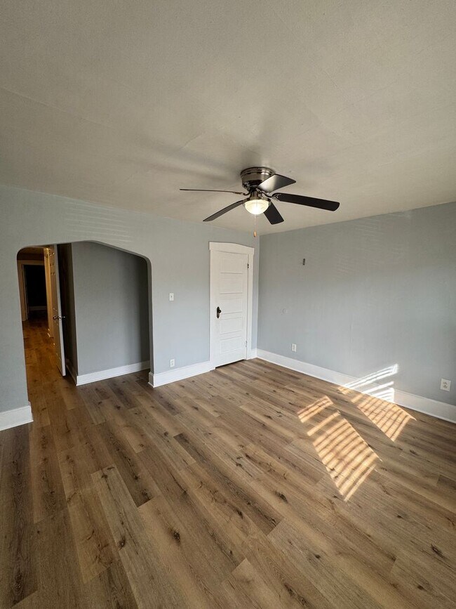 Building Photo - 1318 N Parker Ave