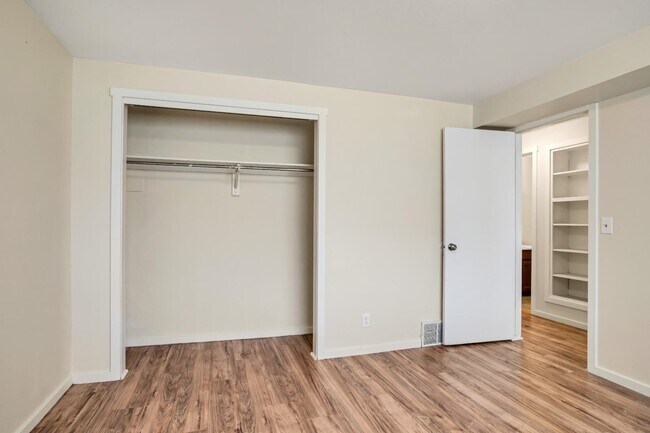 Building Photo - 817 W Heather Ln