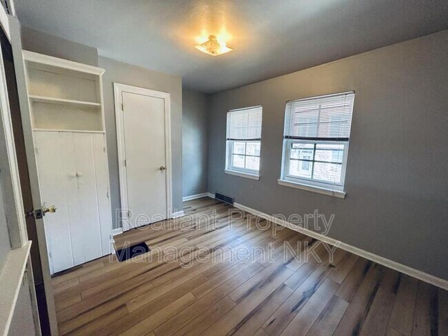 Building Photo - 131 E 6th St