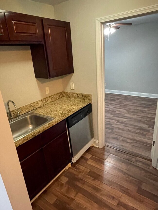 Building Photo - Renovated 1BD/1BA 2 Blocks Off St Charles Ave