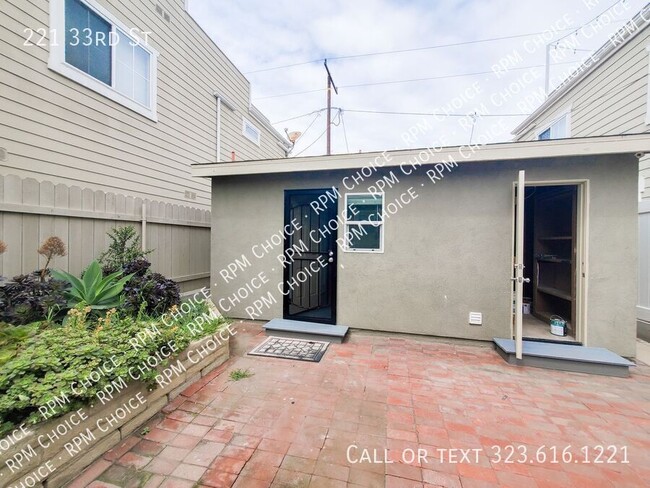 Building Photo - 221 33rd St