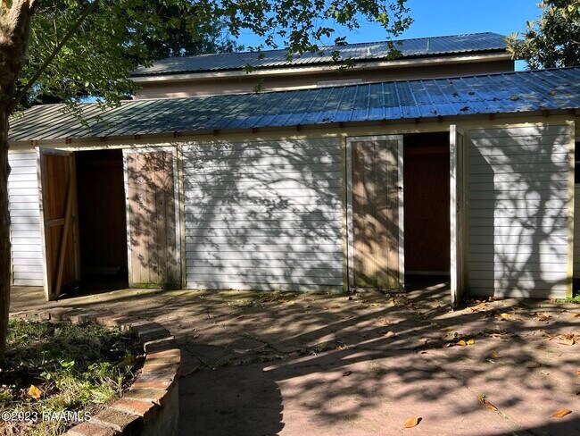 Building Photo - 1111 W St Mary Blvd