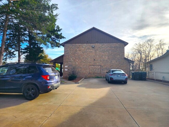 Building Photo - Campbell St Duplex