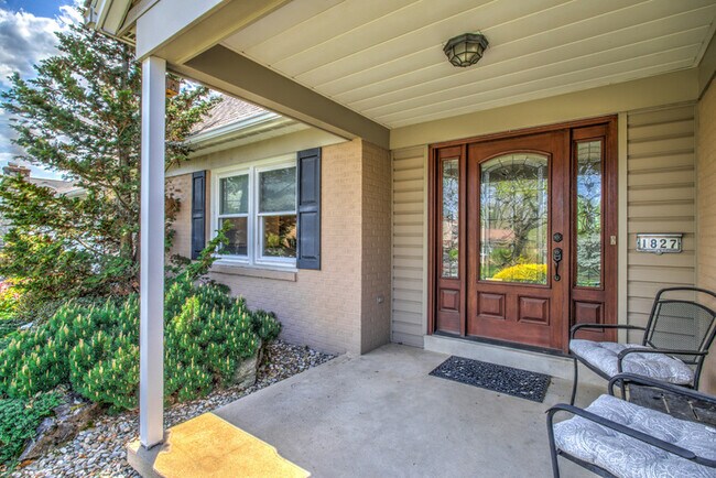 Building Photo - 1827 Larchmont Ln