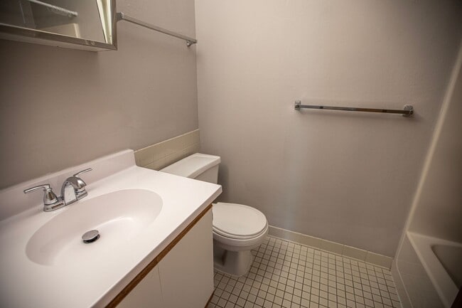 Building Photo - 2 Bedroom available at Woodridge Apartments in Northfield!