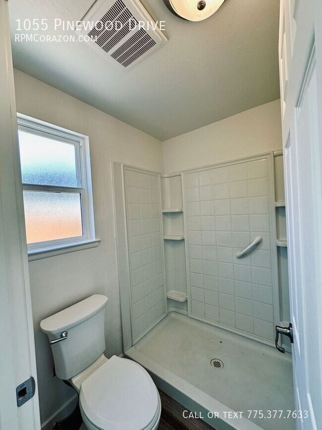 Building Photo - 1055 Pinewood Dr