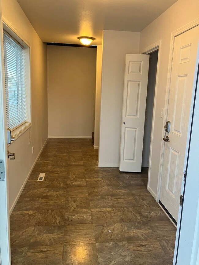 Building Photo - 3 Bed 3 Bath Twin Home