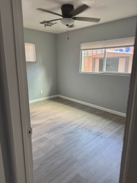 Building Photo - 2615 W Morten Ave