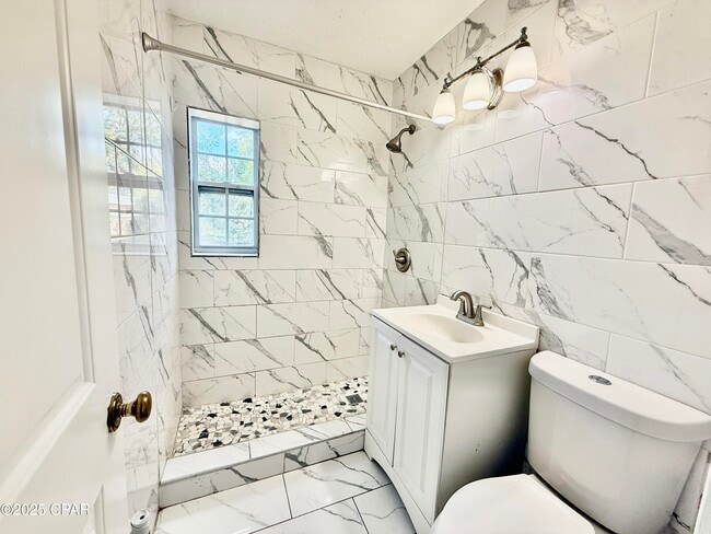 Building Photo - 1305 Flower Dr