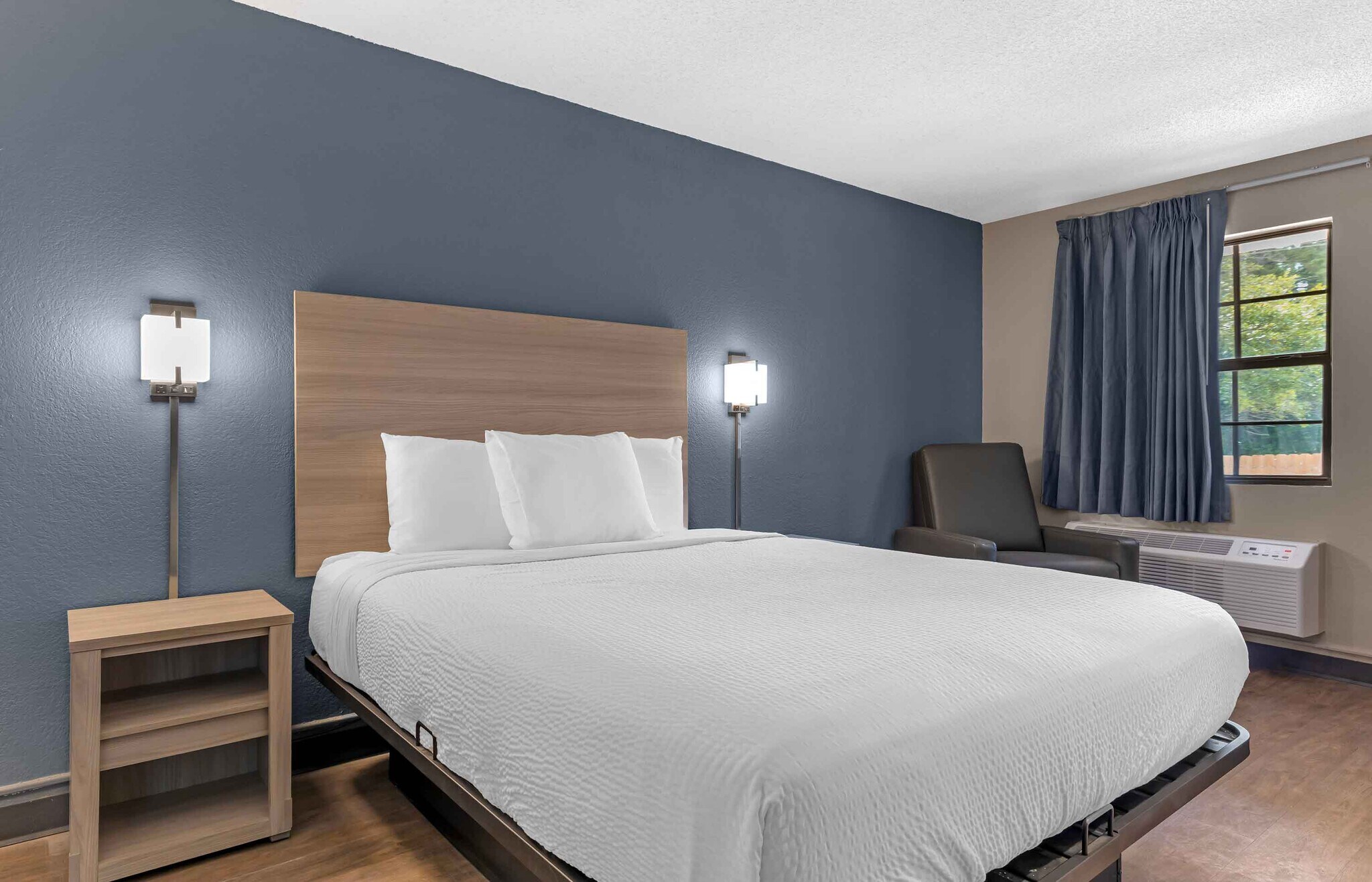 Building Photo - Furnished Studio-Longview