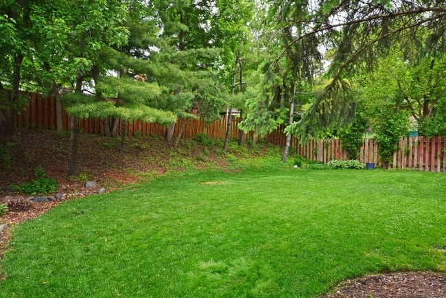 Building Photo - Spacious 3-Bedroom with Walkout and Fully ...