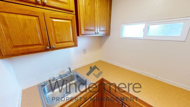 Building Photo - 114 N Touchet St