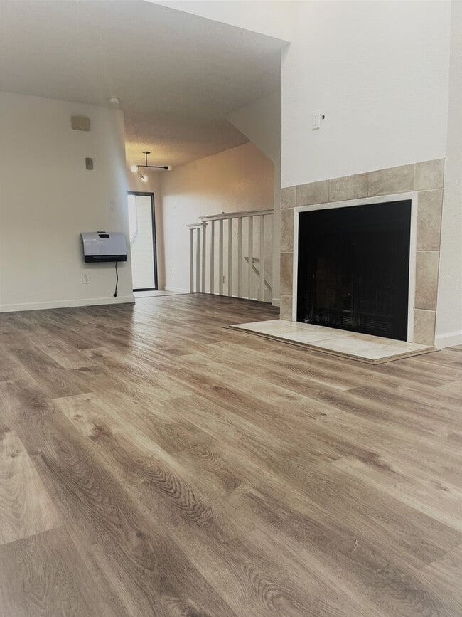 Building Photo - Charming 2 Bed 1.5 Bath Townhome Available...