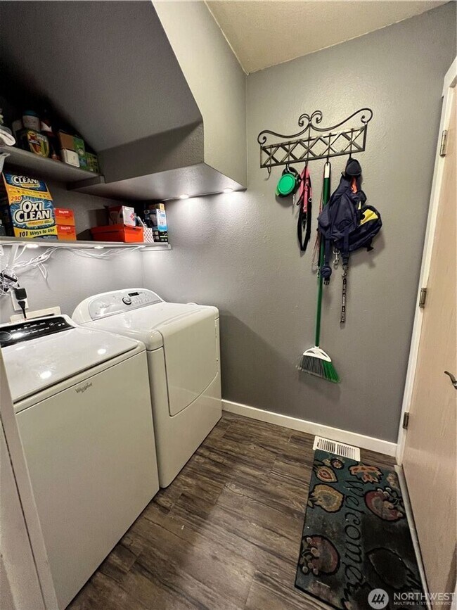 Building Photo - Gorgeous 4 bedroom house in Maple Valley