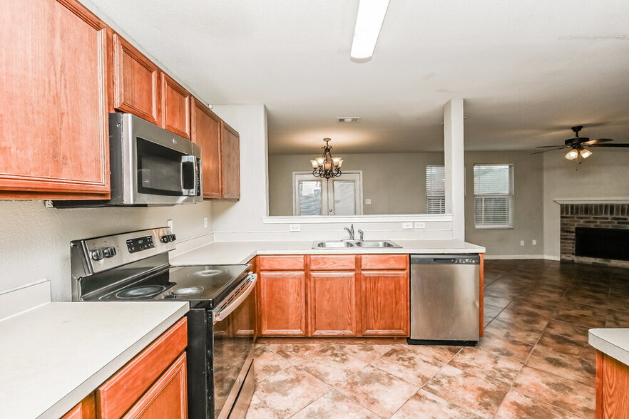 Building Photo - 517 Creekbend St