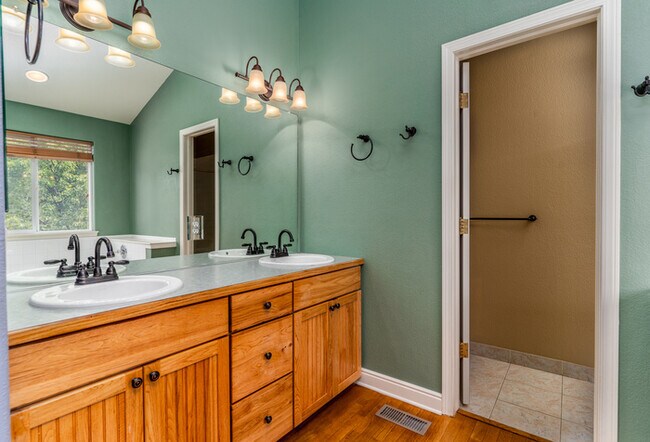 Building Photo - 4 Bedroom Home with 3 Car Garage! Move-in special 50% off one month's rent!!